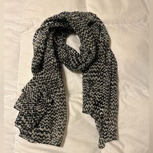Black and White Zigzag Scarf